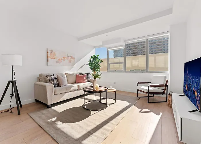 Chic Urban Retreat In Heart Of La, Steps From Attractions!